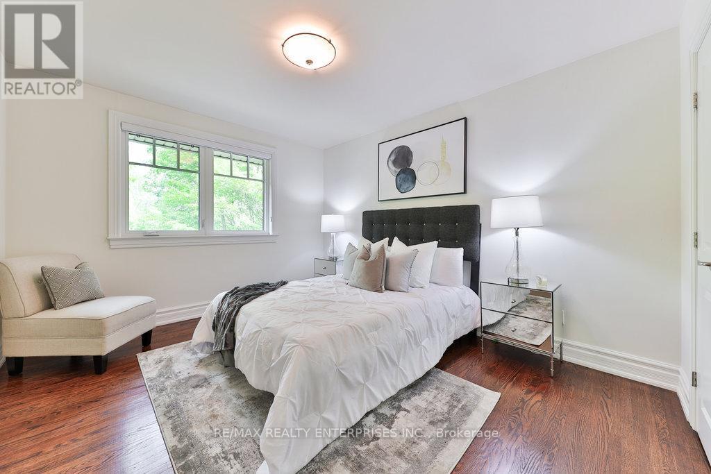 1293 Greenoaks Drive, Mississauga, ON - Indoor Photo Showing Bedroom