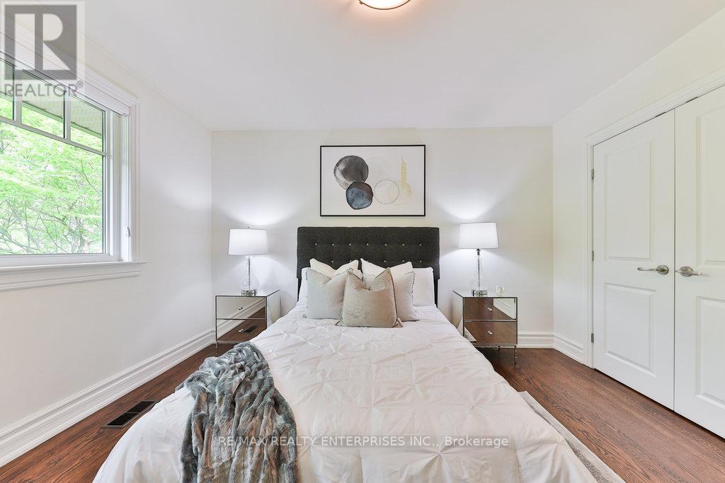 1293 Greenoaks Drive, Mississauga, ON - Indoor Photo Showing Bedroom