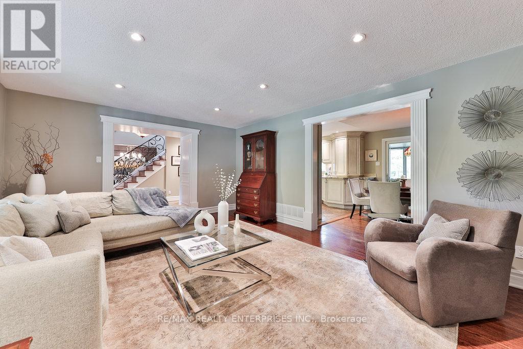 1293 Greenoaks Drive, Mississauga, ON - Indoor Photo Showing Living Room