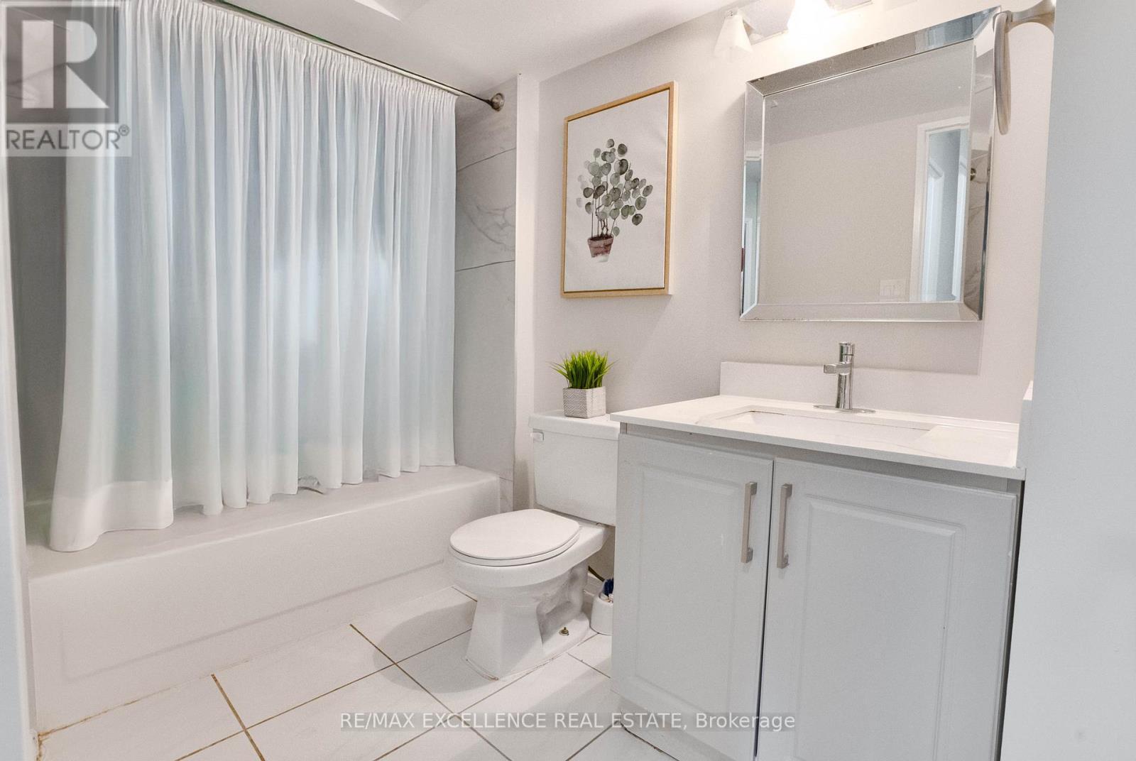 201 - 155 Hillcrest Avenue, Mississauga, ON - Indoor Photo Showing Bathroom
