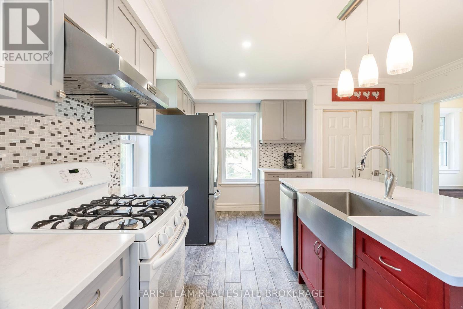 139 Veterans Lane, Tay, ON - Indoor Photo Showing Kitchen With Upgraded Kitchen