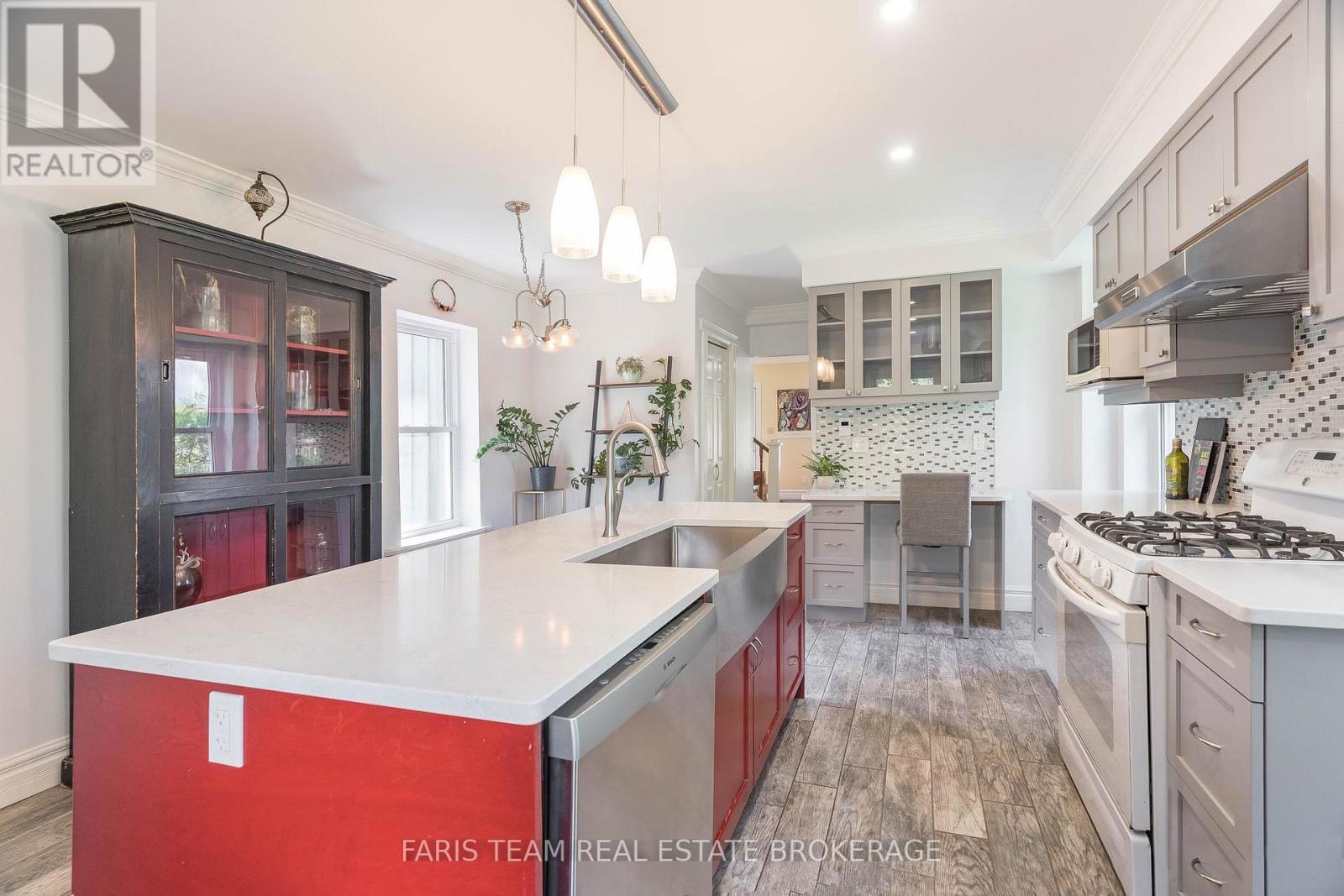 139 Veterans Lane, Tay, ON - Indoor Photo Showing Kitchen With Upgraded Kitchen