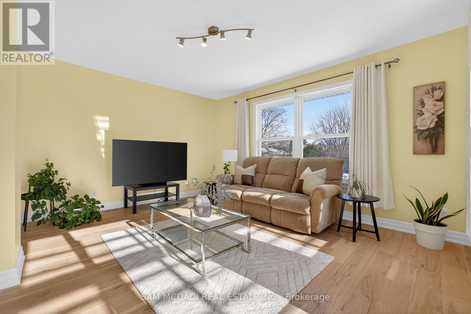 1655 Springwell Avenue, Mississauga, ON - Indoor Photo Showing Living Room