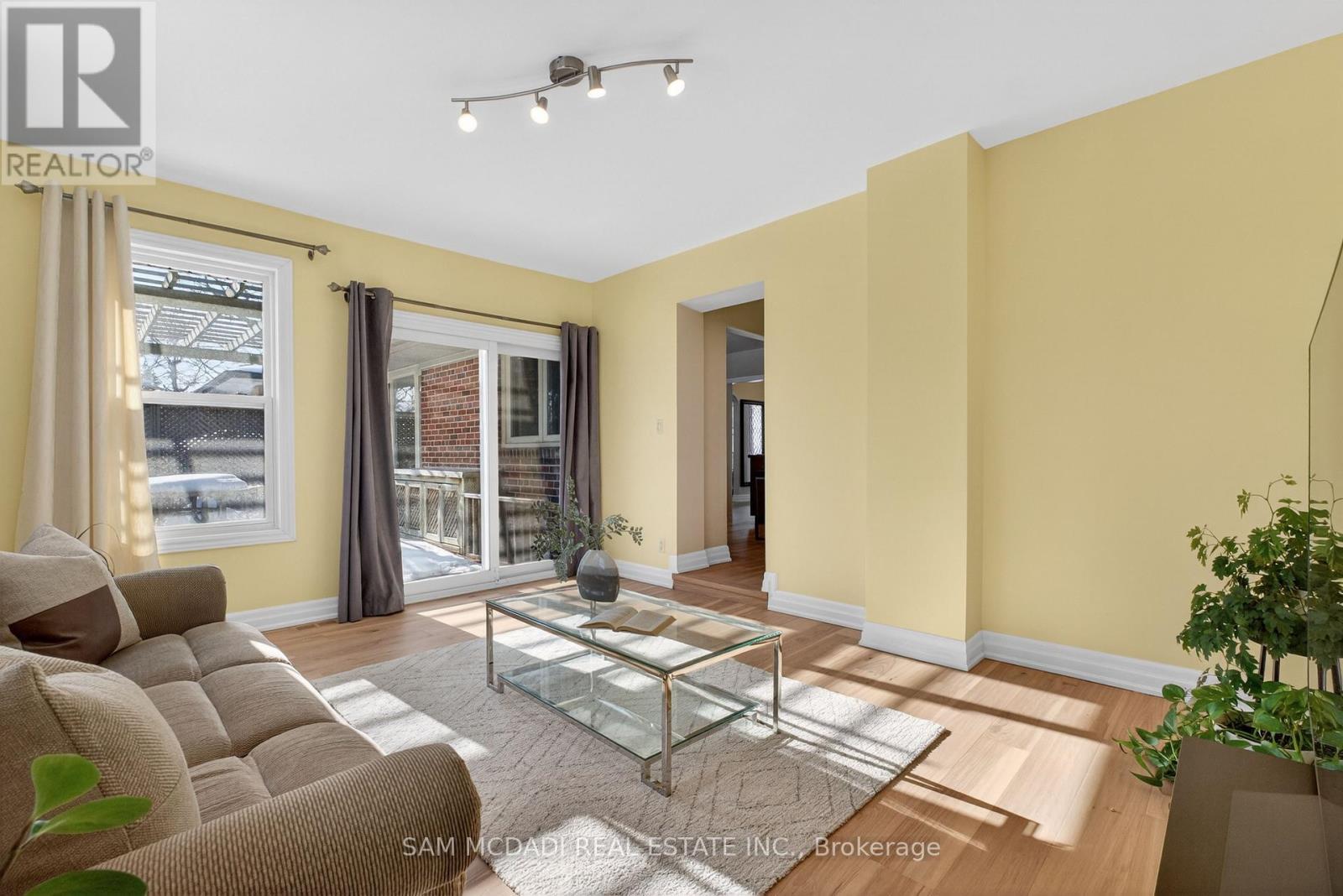 1655 Springwell Avenue, Mississauga, ON - Indoor Photo Showing Living Room