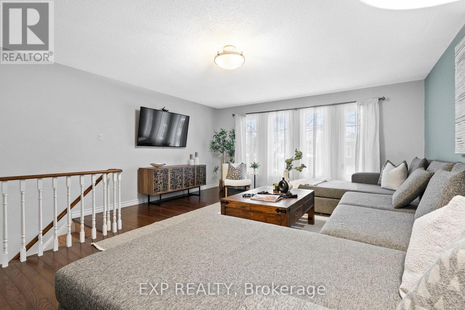 3005 Olympus Mews, Mississauga, ON - Indoor Photo Showing Living Room