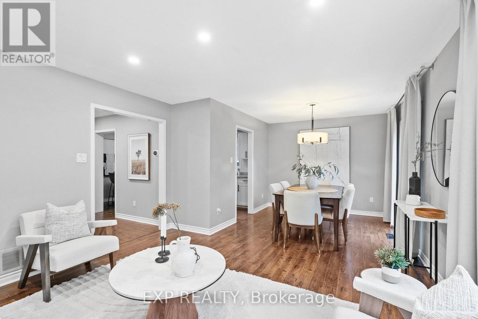 3005 Olympus Mews, Mississauga, ON - Indoor Photo Showing Living Room