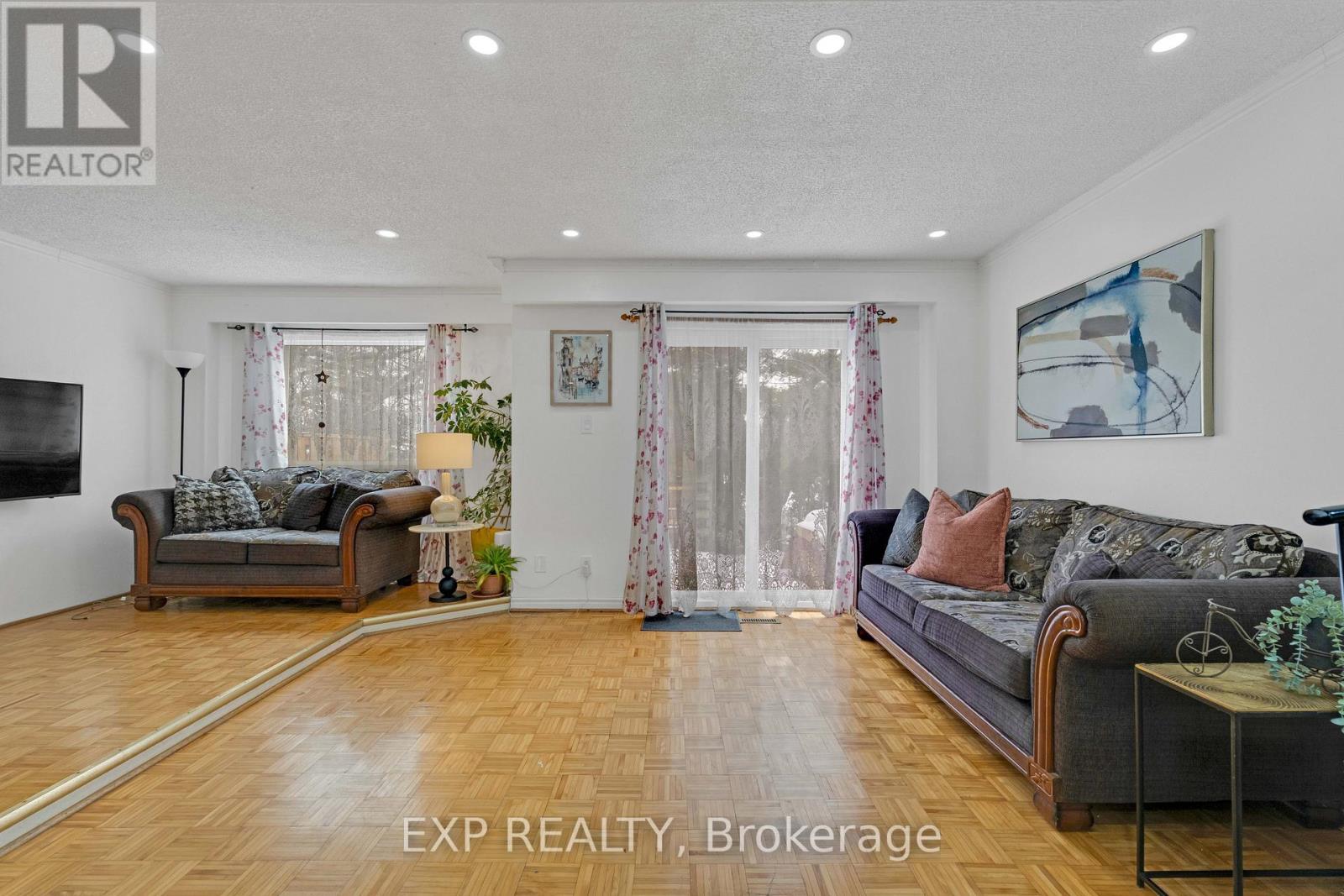 4 - 1180 Mississauga Valley Boulevard, Mississauga, ON - Indoor Photo Showing Living Room