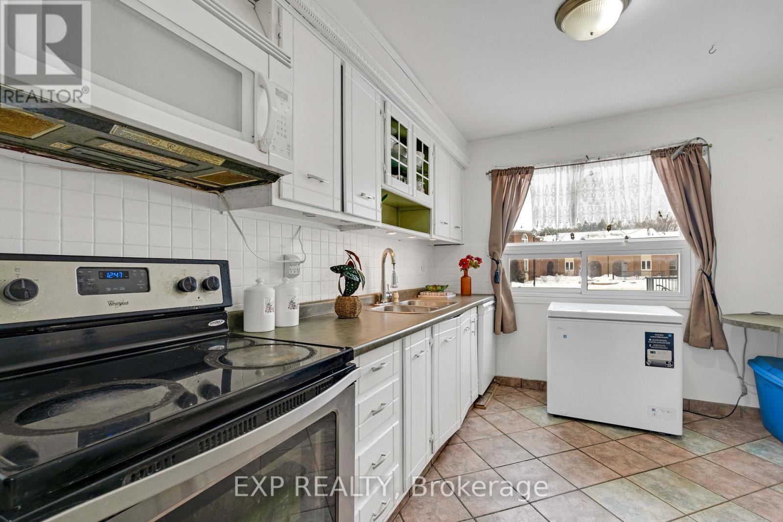 4 - 1180 Mississauga Valley Boulevard, Mississauga, ON - Indoor Photo Showing Kitchen With Double Sink