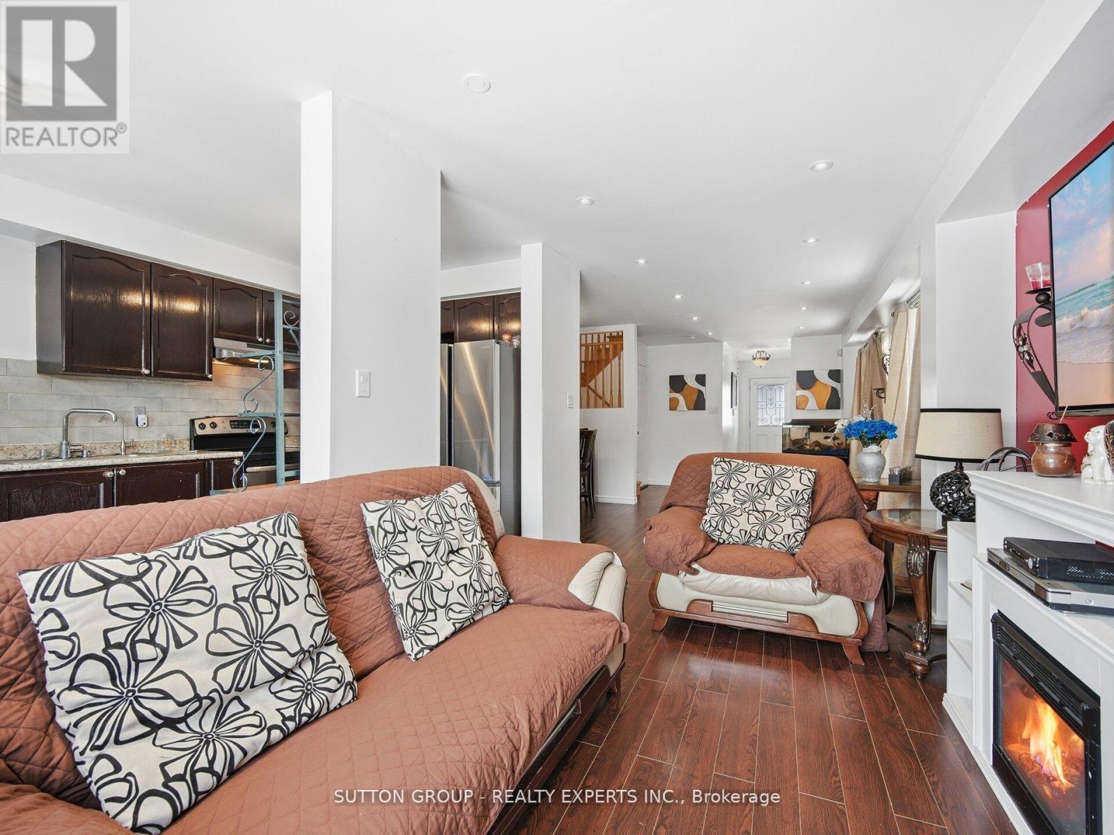 45 Ridgefield Court, Brampton, ON - Indoor Photo Showing Living Room With Fireplace