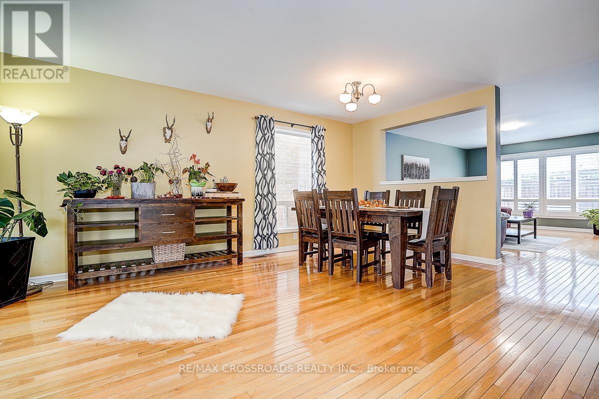 597 Caverhill Crescent, Milton, ON - Indoor Photo Showing Dining Room