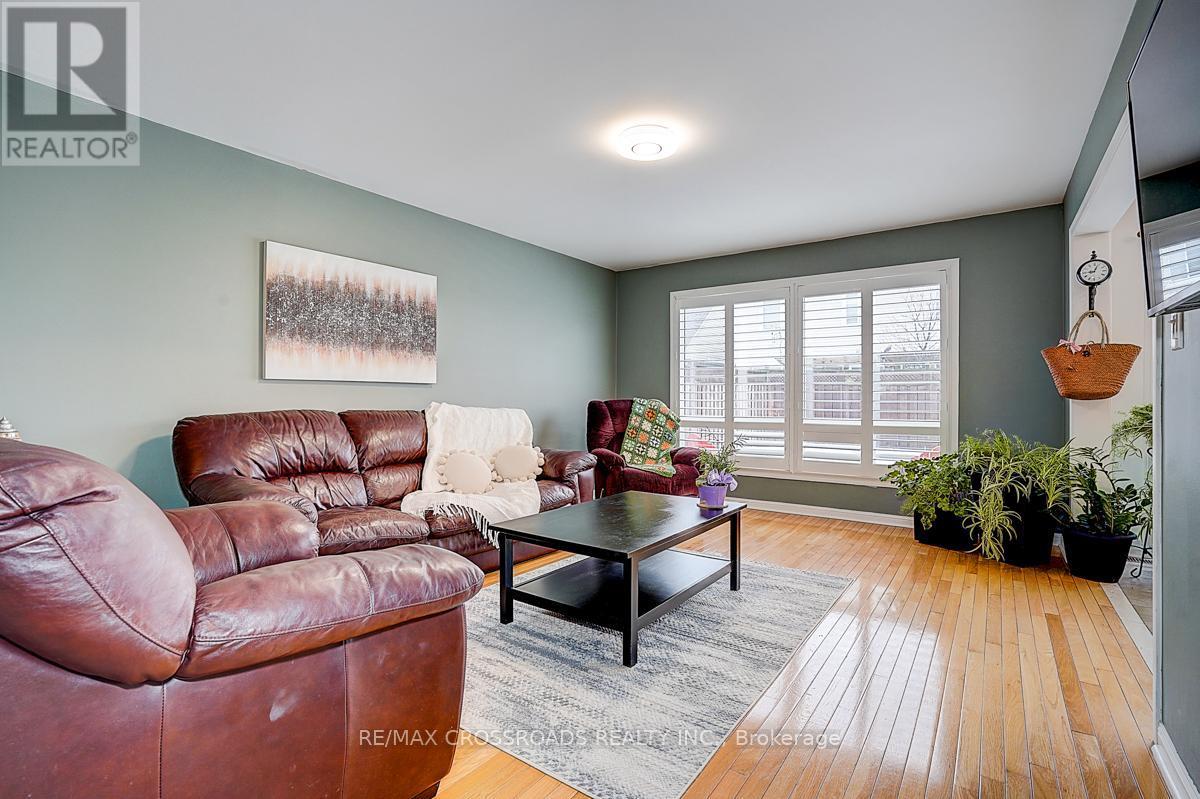 597 Caverhill Crescent, Milton, ON - Indoor Photo Showing Living Room