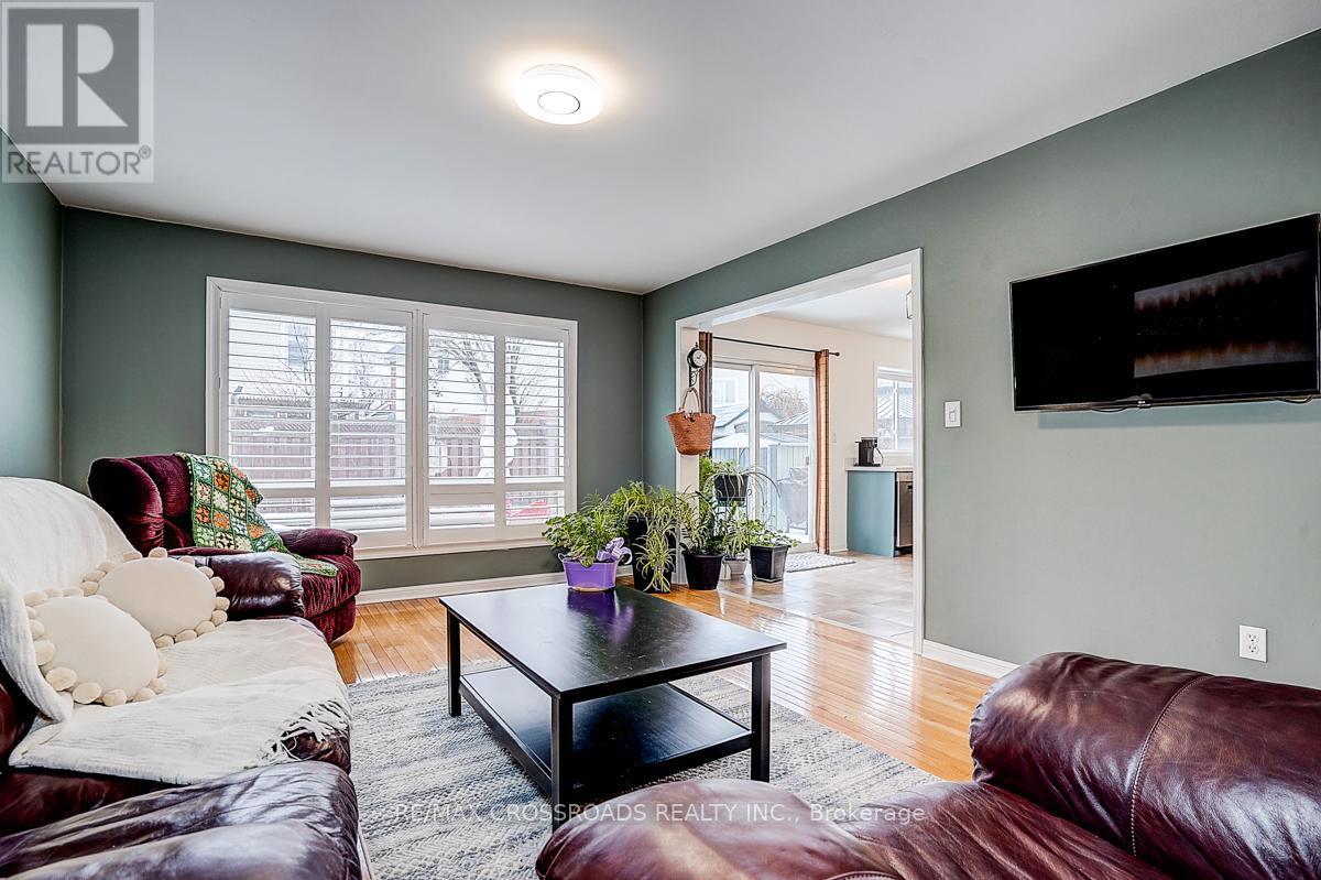 597 Caverhill Crescent, Milton, ON - Indoor Photo Showing Living Room