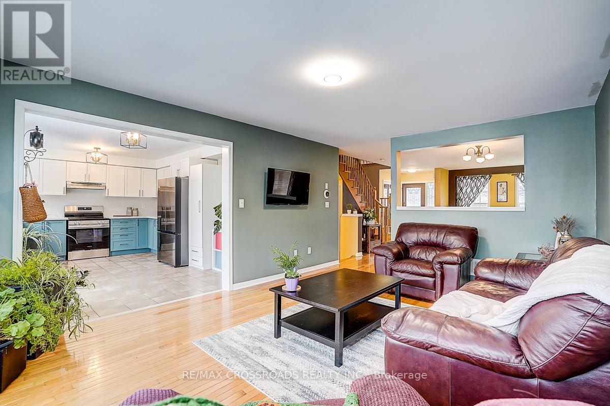 597 Caverhill Crescent, Milton, ON - Indoor Photo Showing Living Room