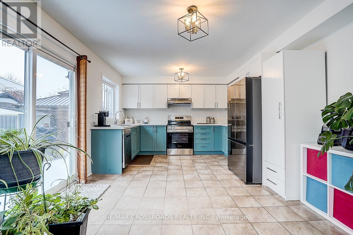 597 Caverhill Crescent, Milton, ON - Indoor Photo Showing Kitchen
