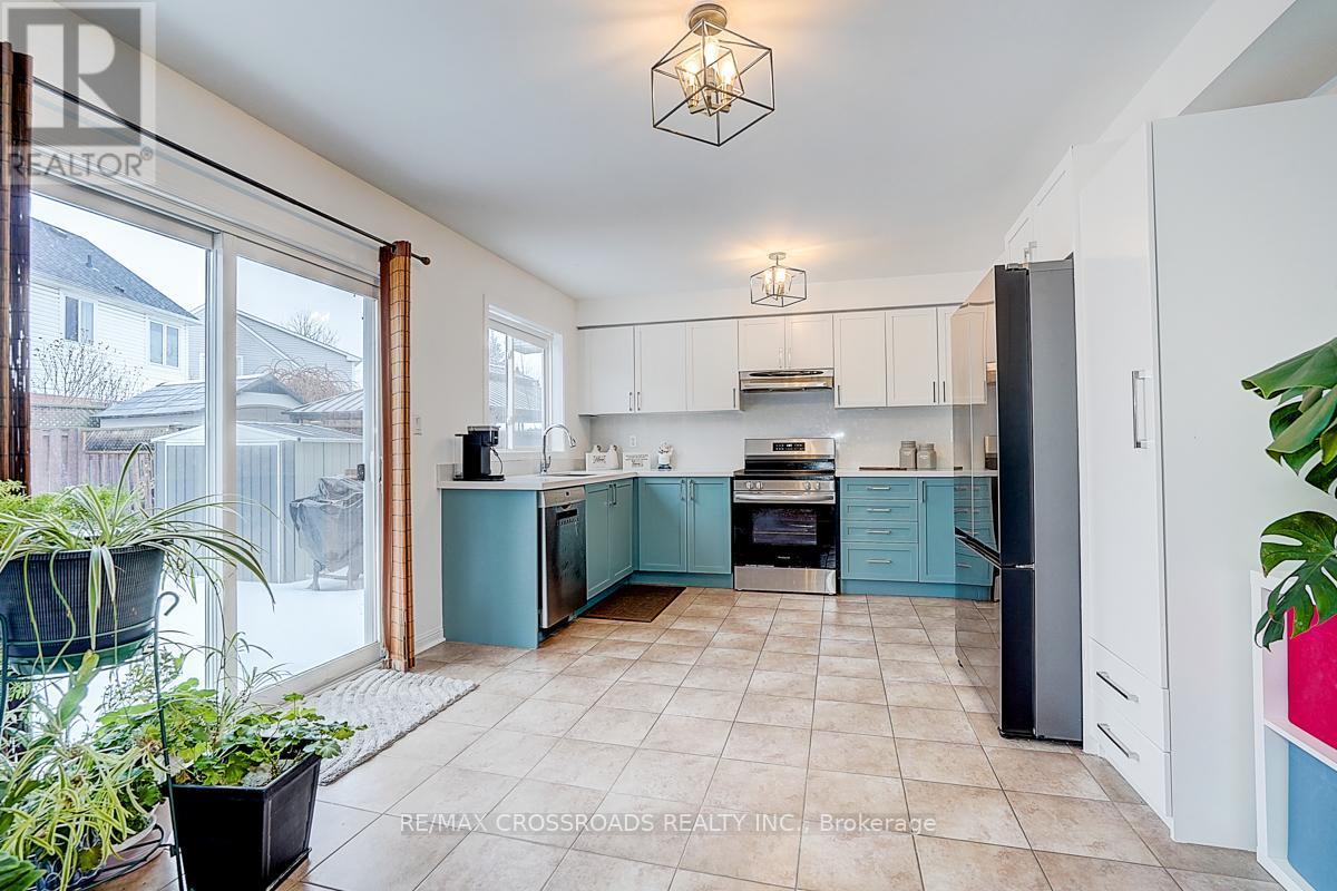 597 Caverhill Crescent, Milton, ON - Indoor Photo Showing Kitchen