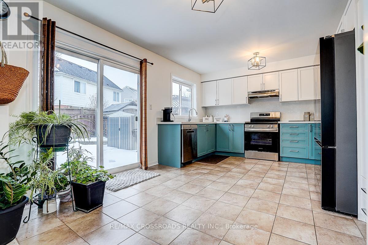 597 Caverhill Crescent, Milton, ON - Indoor Photo Showing Kitchen