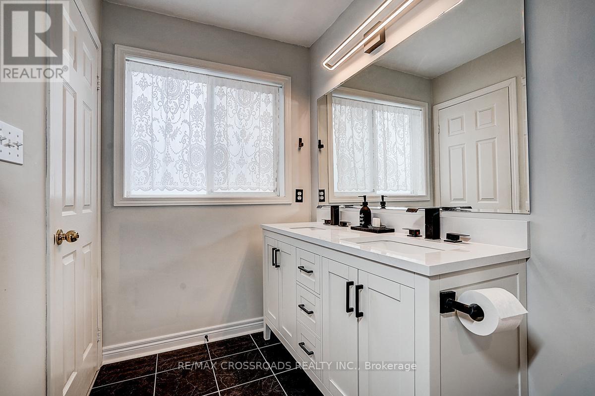 597 Caverhill Crescent, Milton, ON - Indoor Photo Showing Bathroom