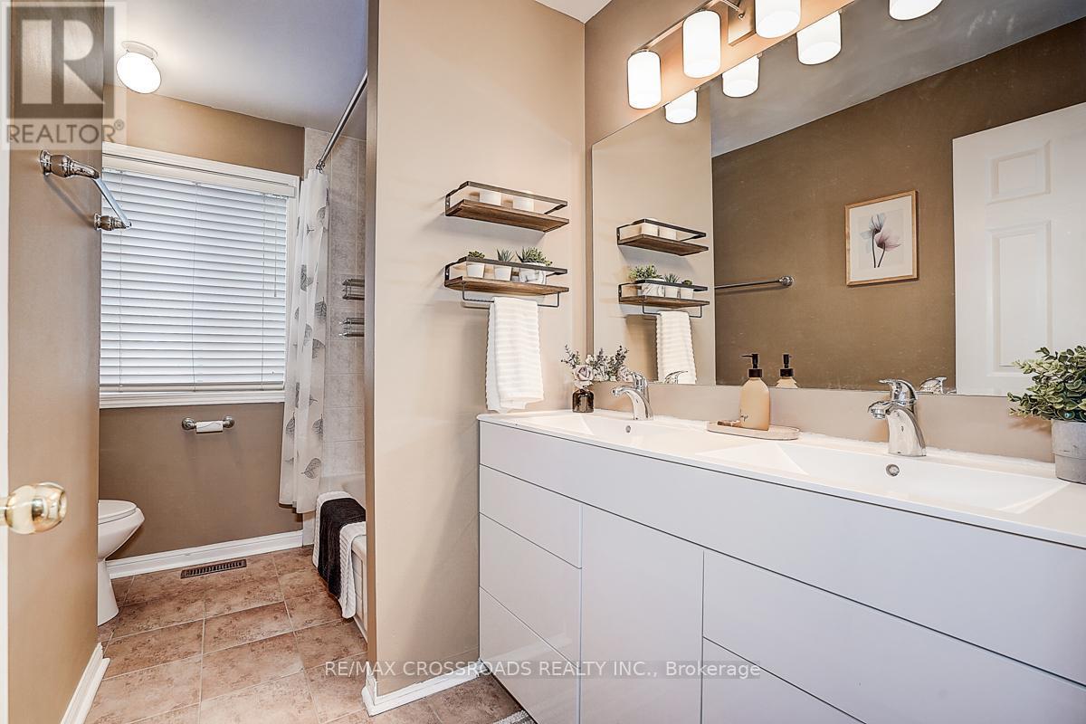 597 Caverhill Crescent, Milton, ON - Indoor Photo Showing Bathroom