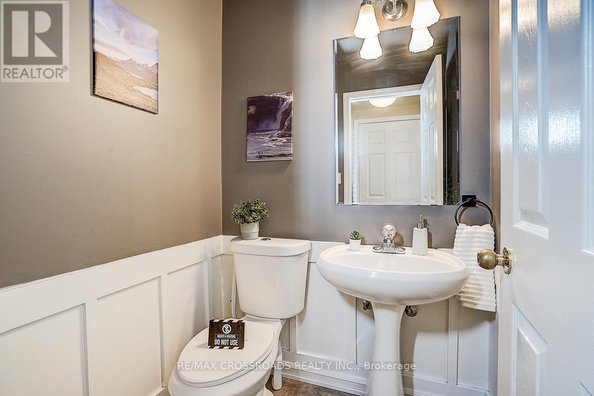 597 Caverhill Crescent, Milton, ON - Indoor Photo Showing Bathroom