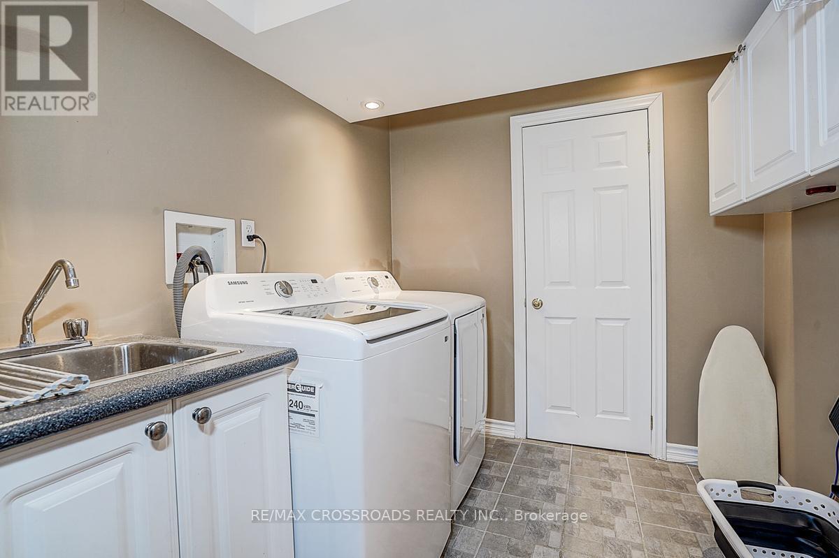 597 Caverhill Crescent, Milton, ON - Indoor Photo Showing Laundry Room
