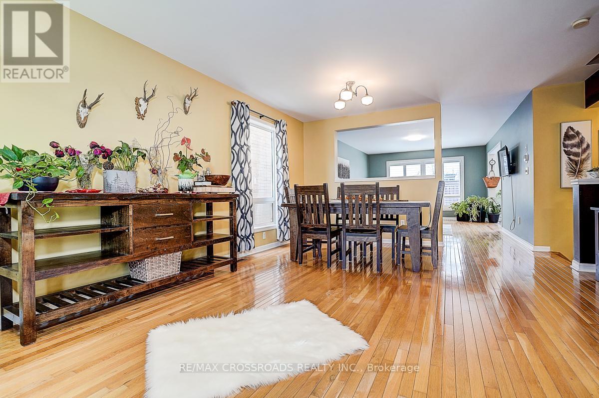 597 Caverhill Crescent, Milton, ON - Indoor Photo Showing Dining Room