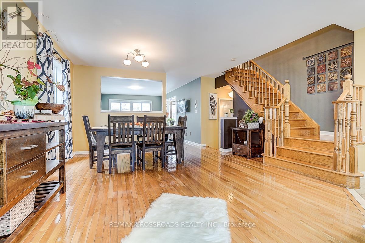 597 Caverhill Crescent, Milton, ON - Indoor Photo Showing Dining Room