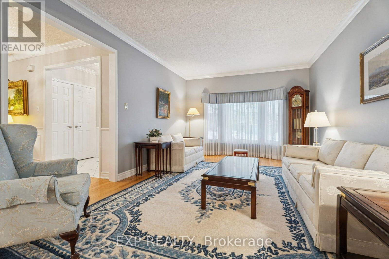 209 Nottingham Drive, Oakville, ON - Indoor Photo Showing Living Room