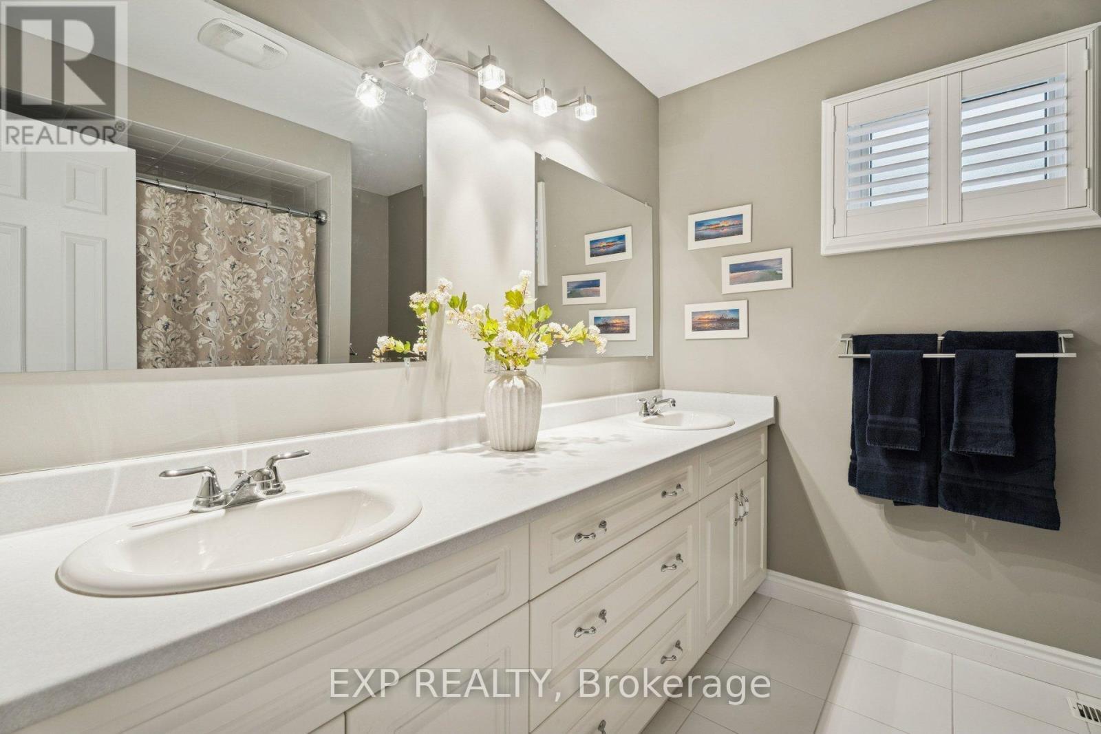 209 Nottingham Drive, Oakville, ON - Indoor Photo Showing Bathroom