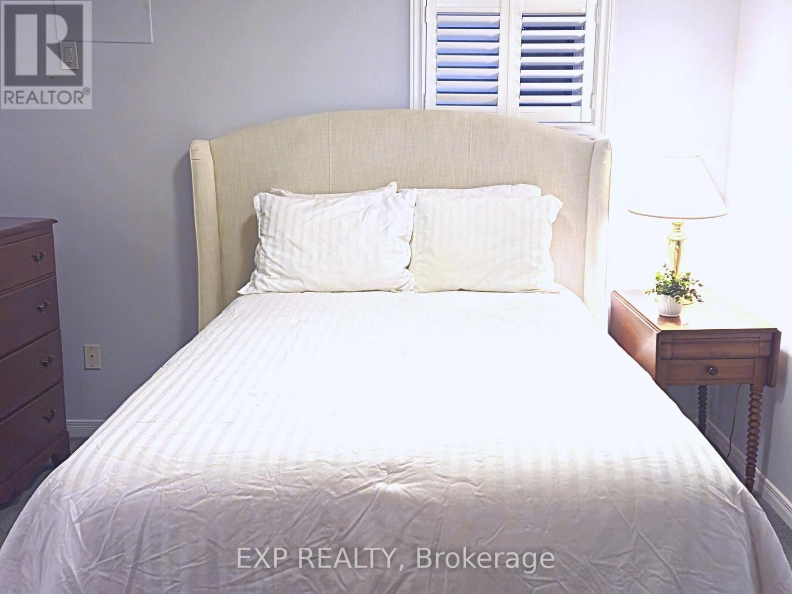 209 Nottingham Drive, Oakville, ON - Indoor Photo Showing Bedroom