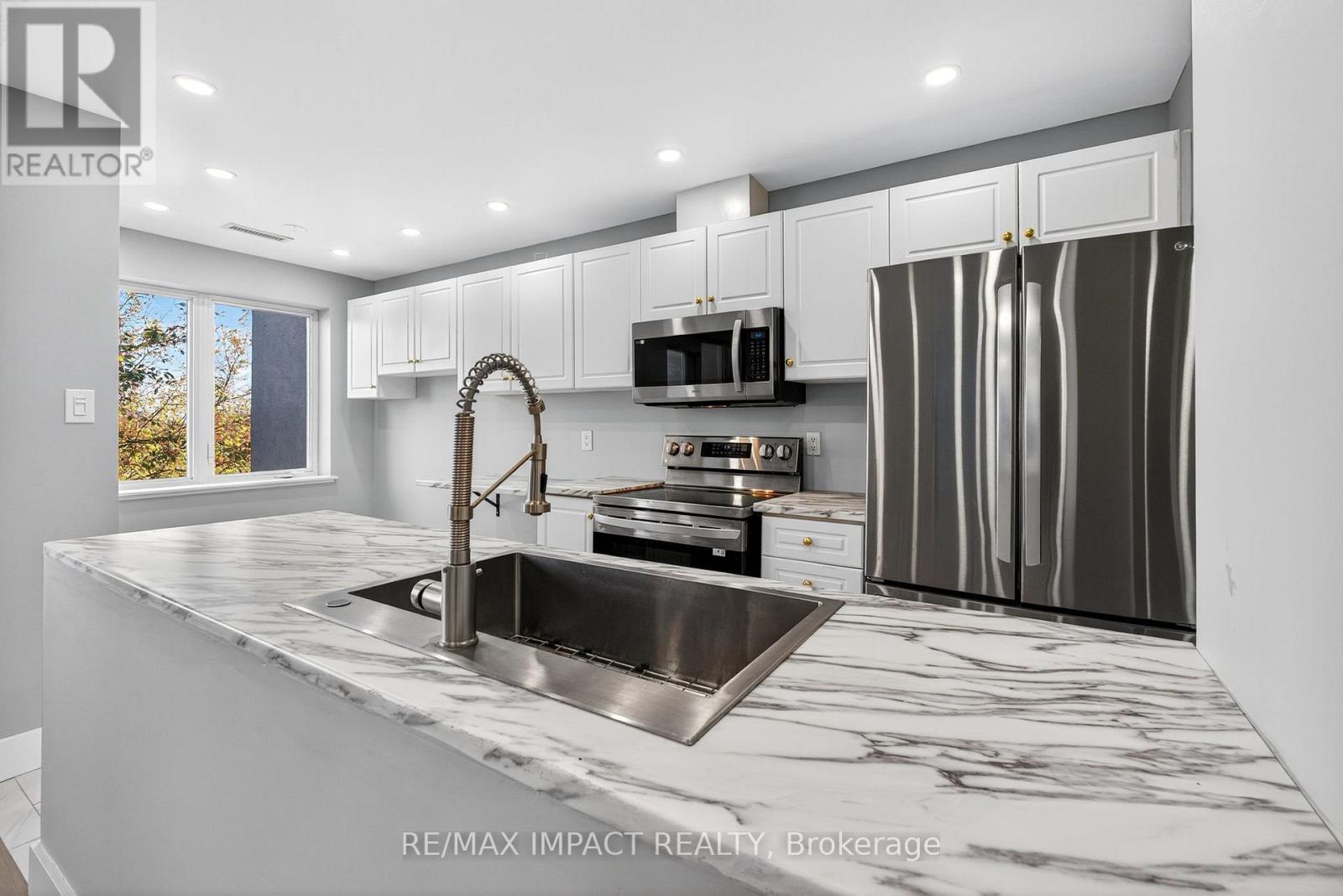 204 - 10 Dayspring Circle, Brampton, ON - Indoor Photo Showing Kitchen With Upgraded Kitchen