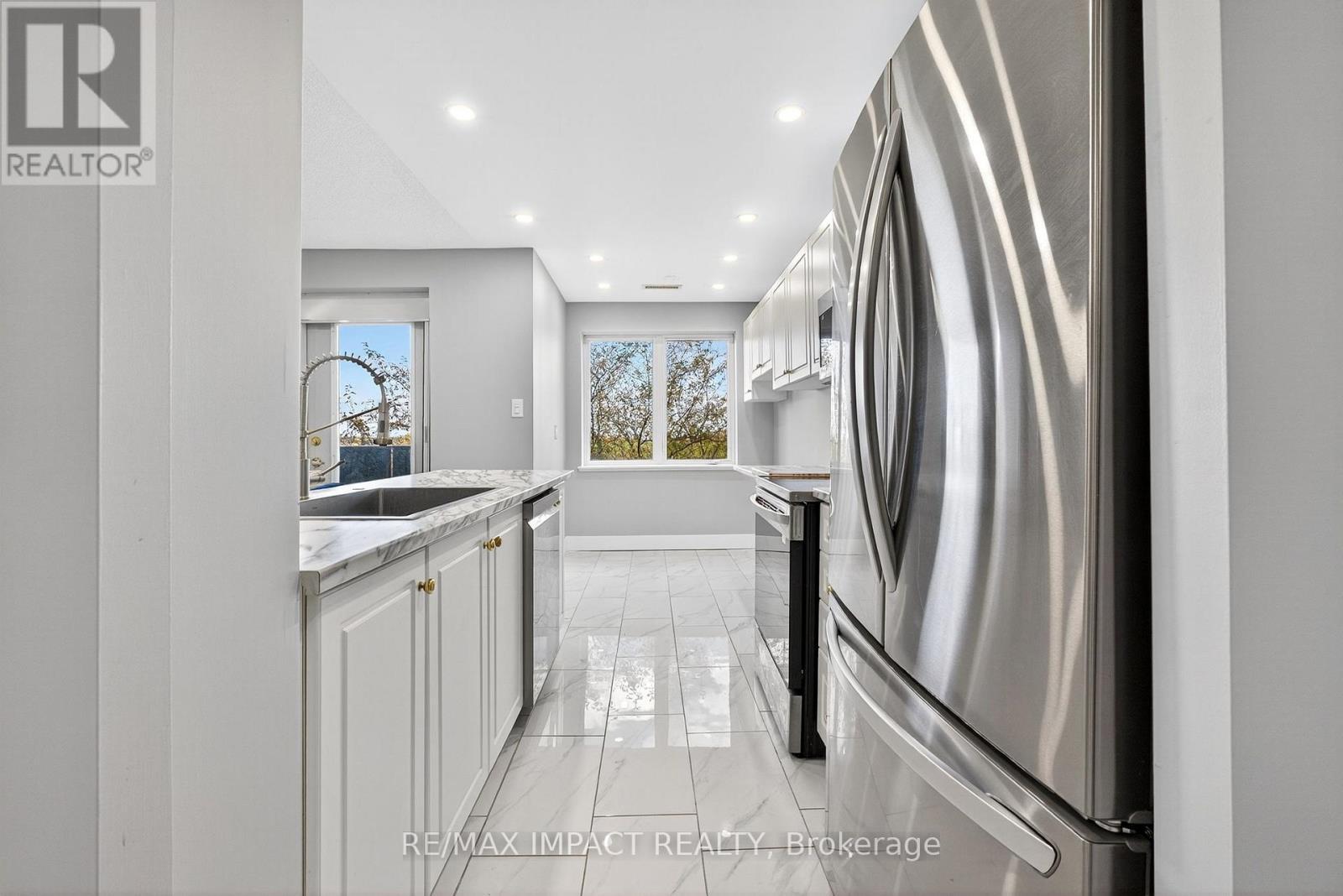 204 - 10 Dayspring Circle, Brampton, ON - Indoor Photo Showing Kitchen With Upgraded Kitchen