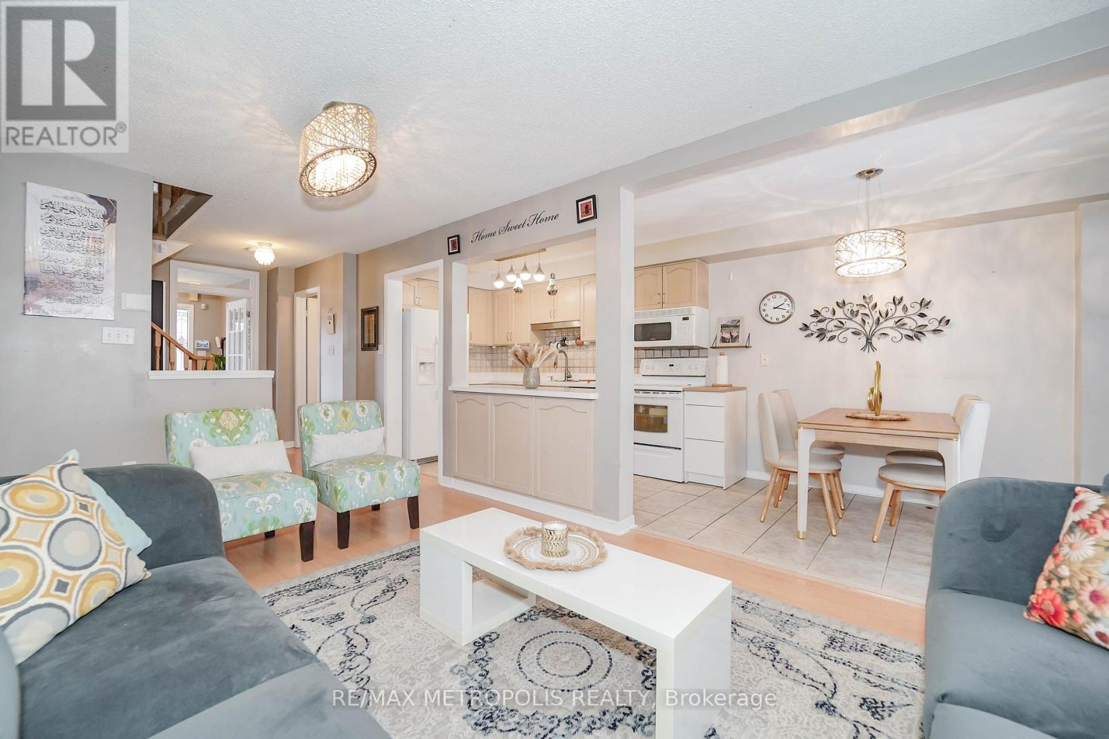 30 Todmorden Drive, Brampton, ON - Indoor Photo Showing Living Room