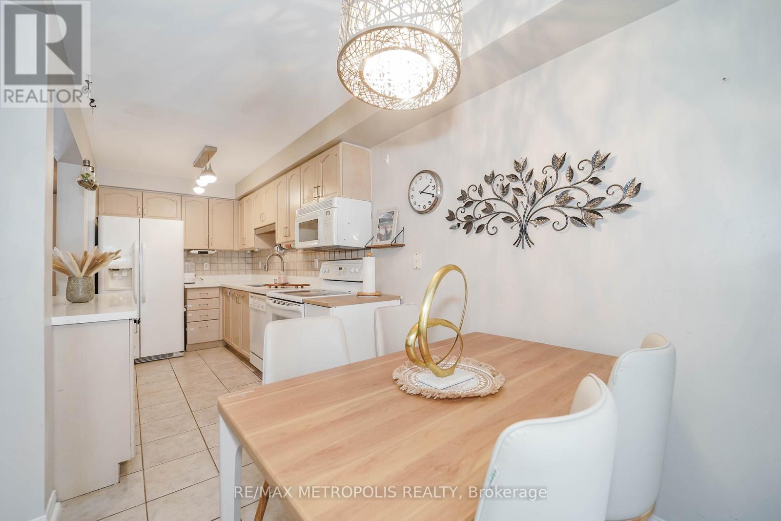 30 Todmorden Drive, Brampton, ON - Indoor Photo Showing Kitchen