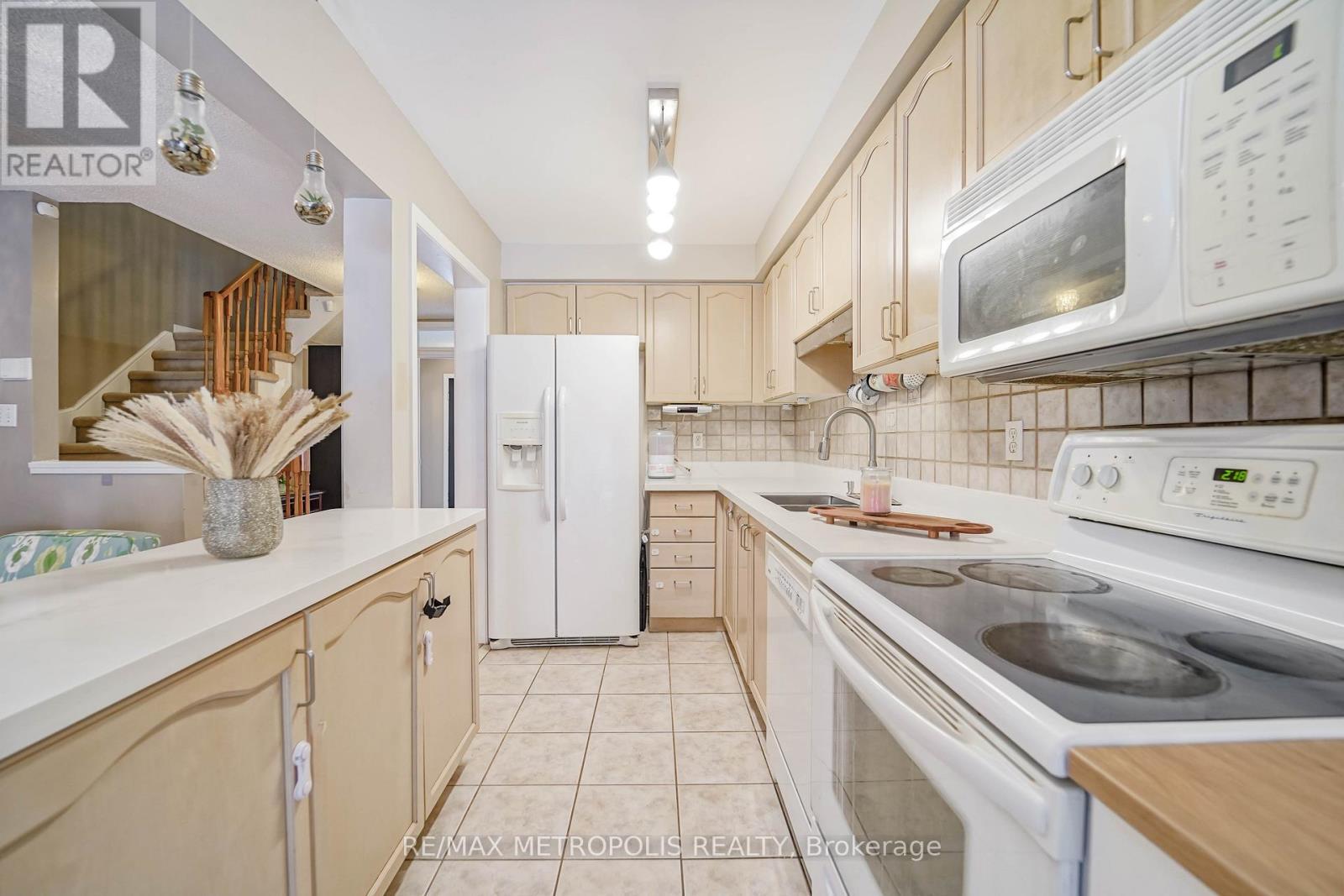 30 Todmorden Drive, Brampton, ON - Indoor Photo Showing Kitchen