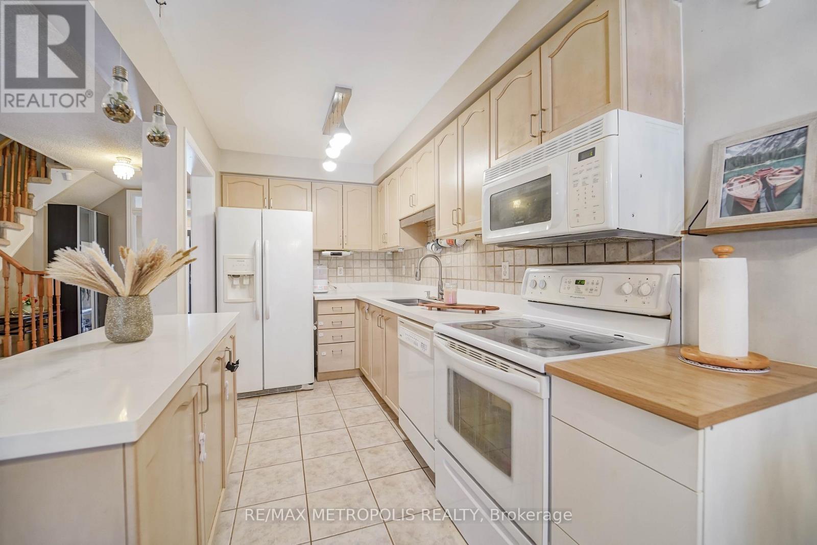 30 Todmorden Drive, Brampton, ON - Indoor Photo Showing Kitchen