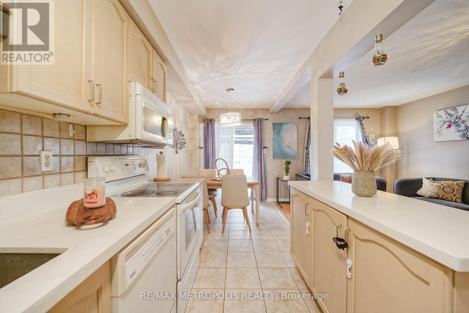 30 Todmorden Drive, Brampton, ON - Indoor Photo Showing Kitchen