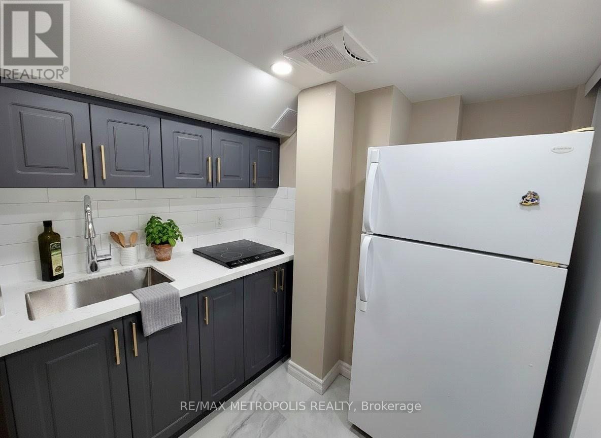 30 Todmorden Drive, Brampton, ON - Indoor Photo Showing Kitchen