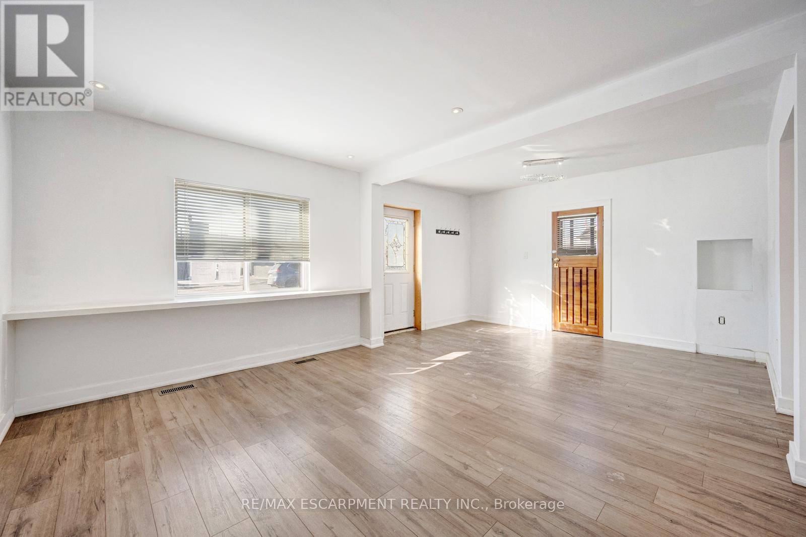 1099 Ogden Avenue, Mississauga, ON - Indoor Photo Showing Living Room
