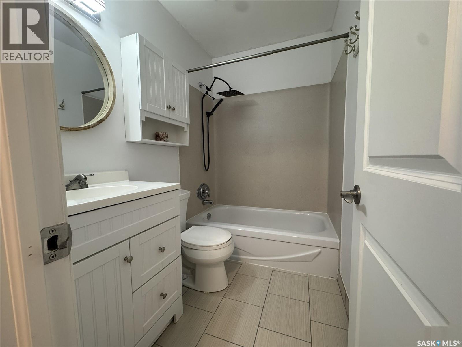 B 64 Nollet Avenue, Regina, SK - Indoor Photo Showing Bathroom