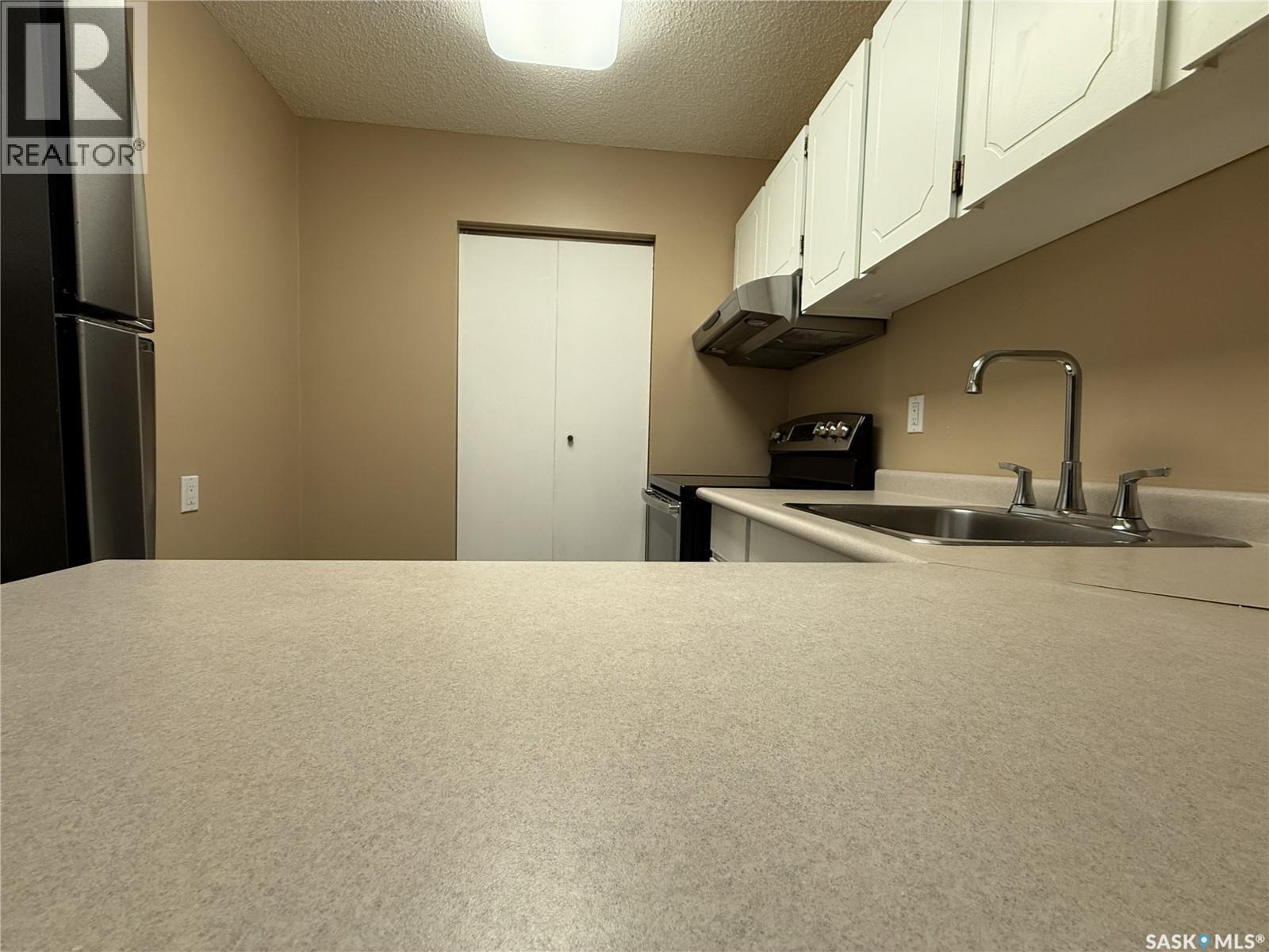 B 64 Nollet Avenue, Regina, SK - Indoor Photo Showing Kitchen