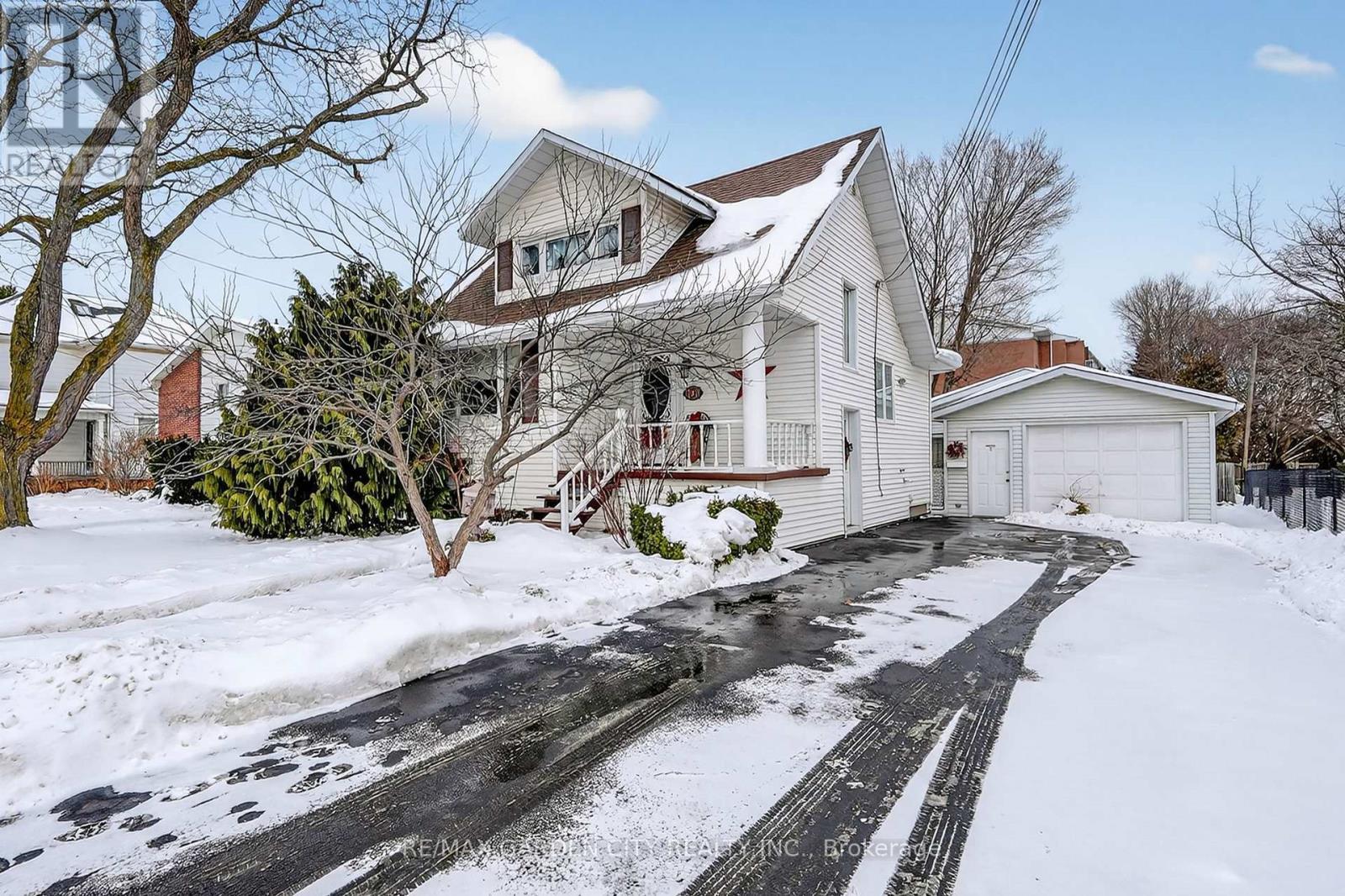 110 Livingston Avenue, Grimsby, ON - Outdoor