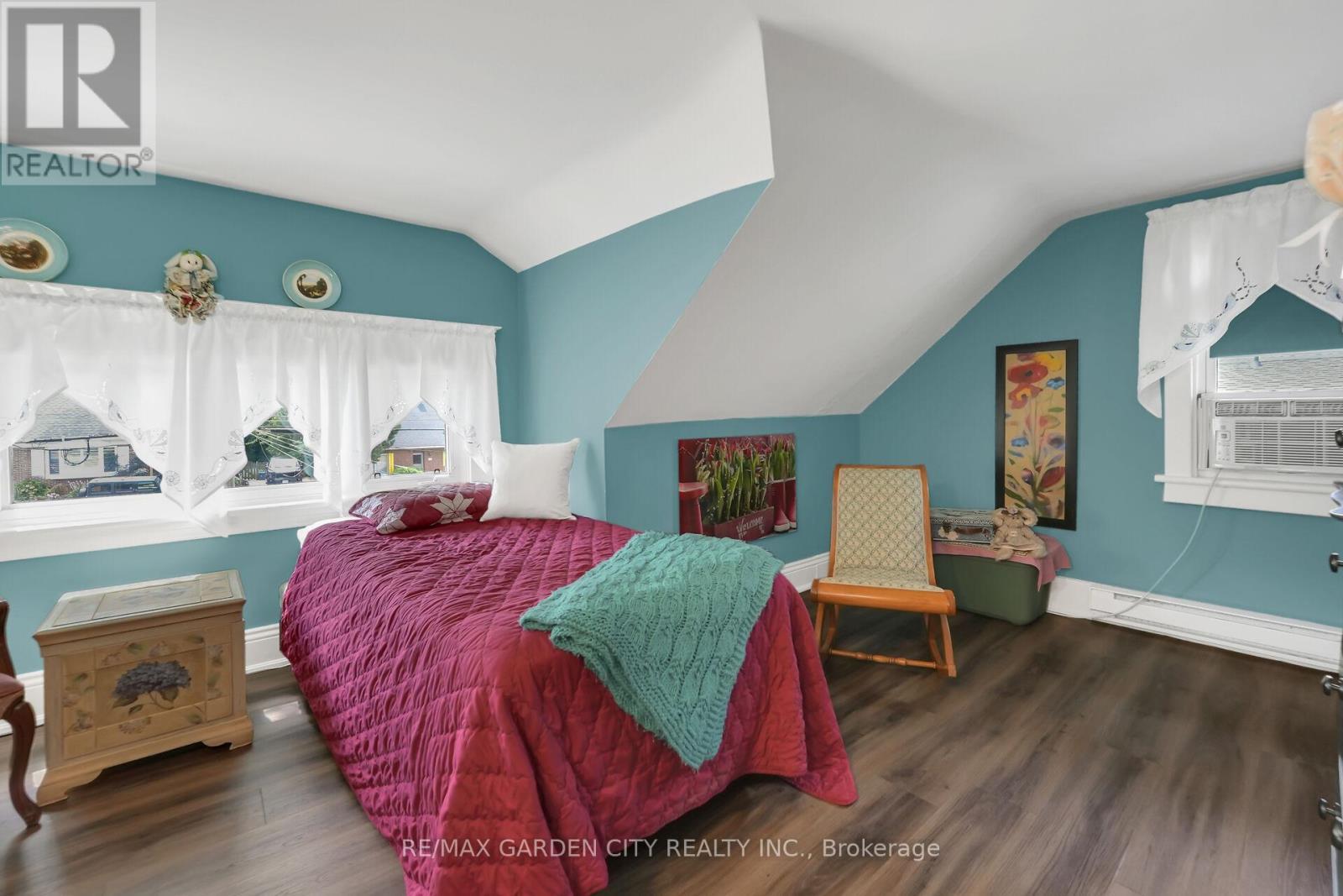 110 Livingston Avenue, Grimsby, ON - Indoor Photo Showing Bedroom