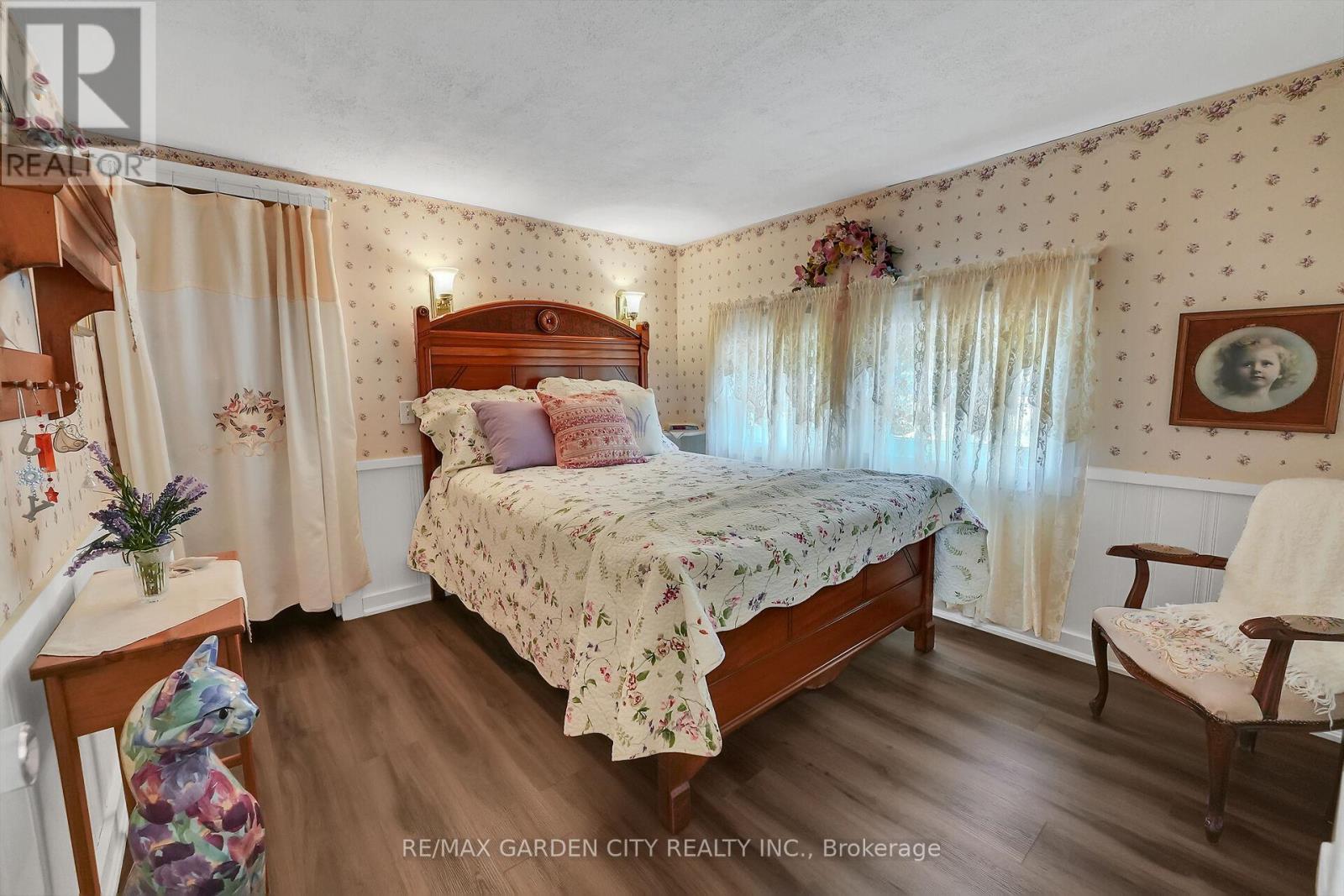 110 Livingston Avenue, Grimsby, ON - Indoor Photo Showing Bedroom