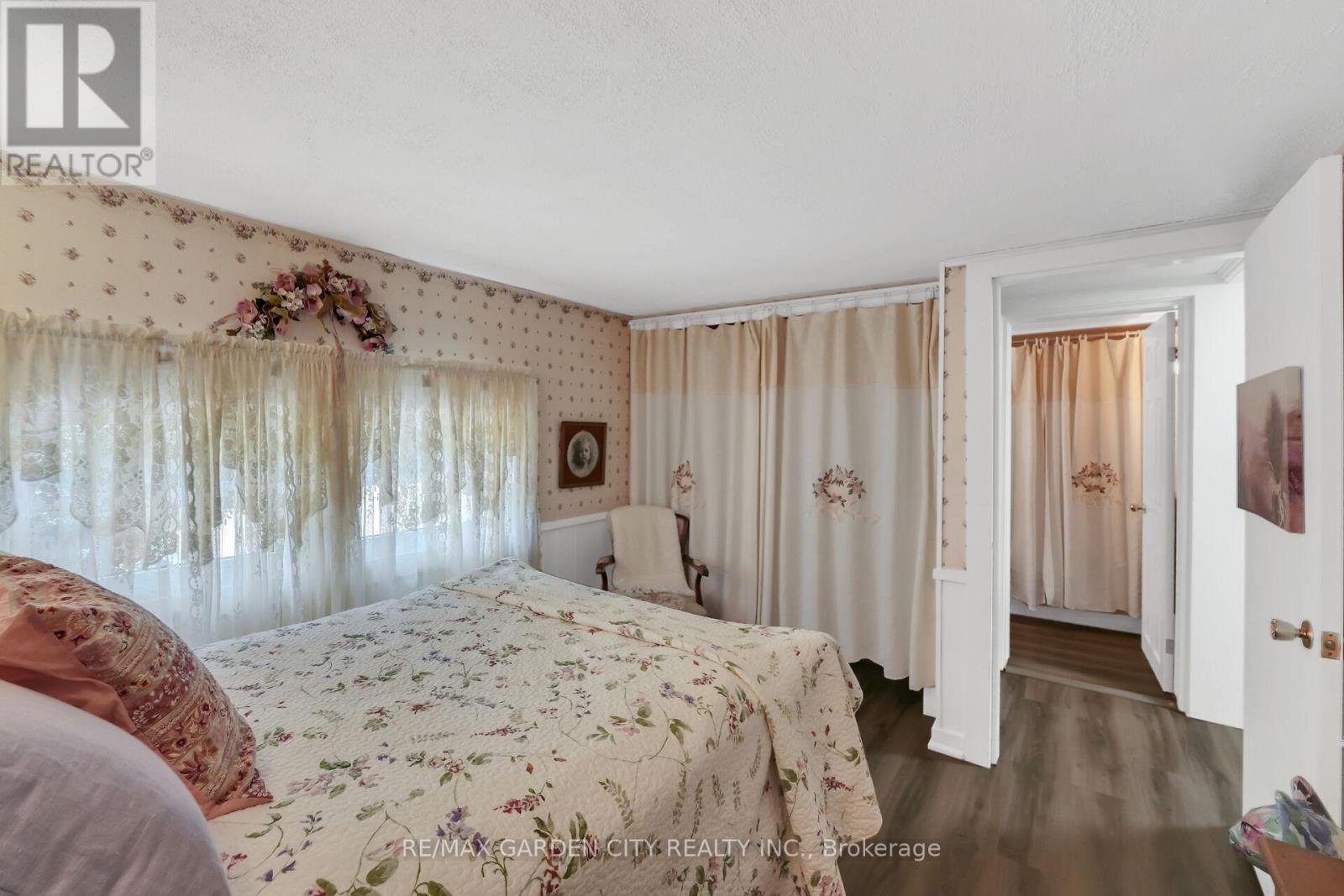 110 Livingston Avenue, Grimsby, ON - Indoor Photo Showing Bedroom
