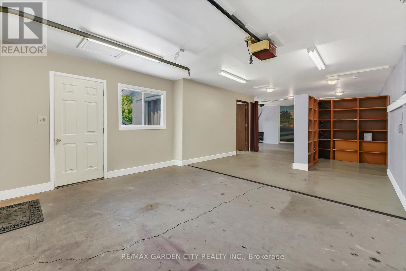 110 Livingston Avenue, Grimsby, ON - Indoor