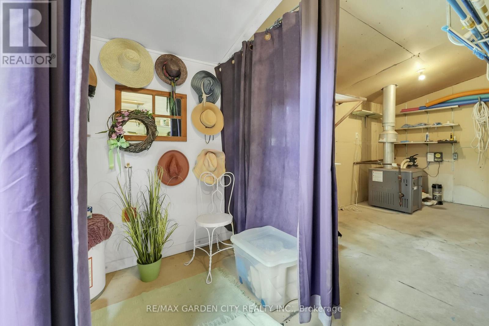 110 Livingston Avenue, Grimsby, ON - Indoor