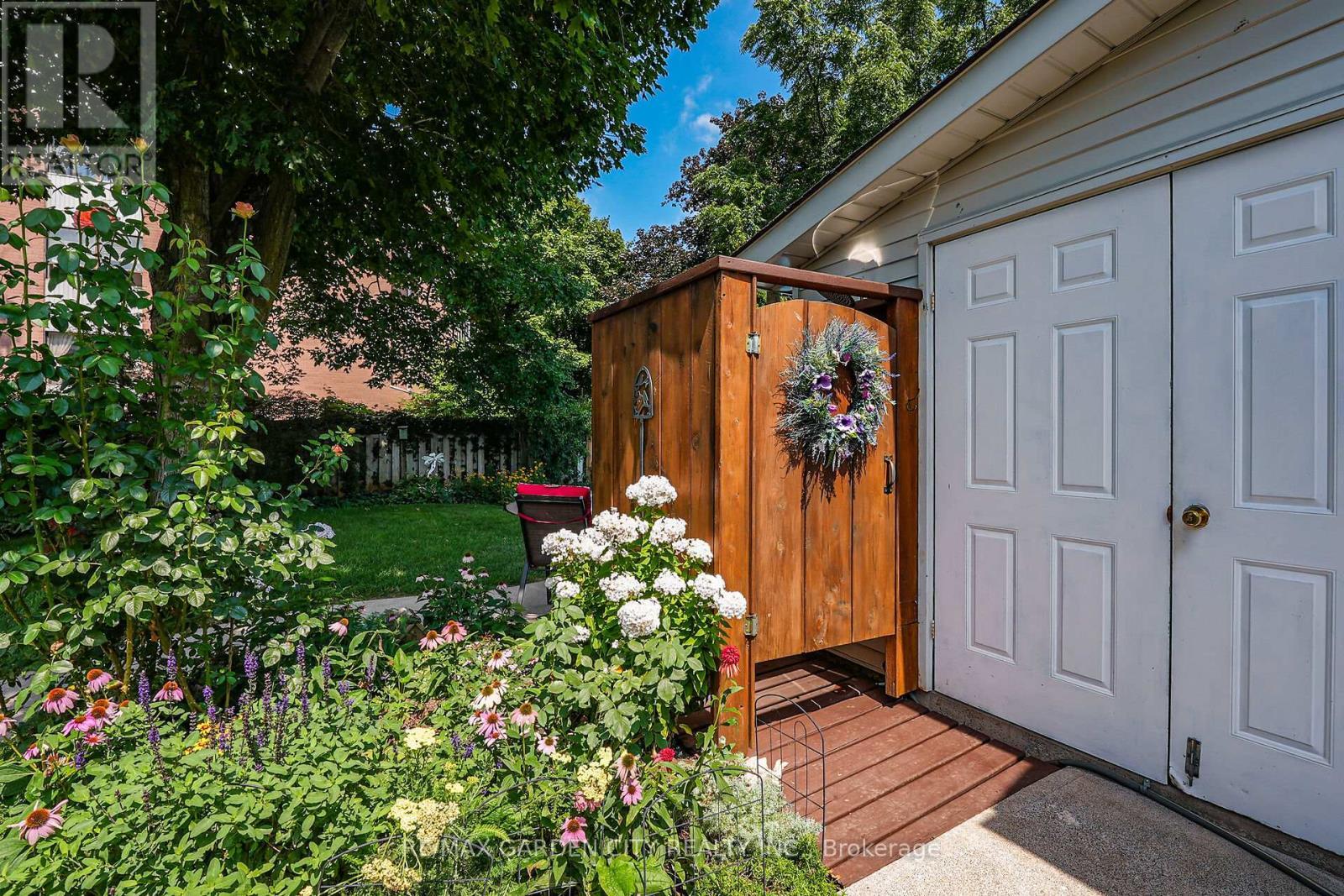 110 Livingston Avenue, Grimsby, ON - Outdoor