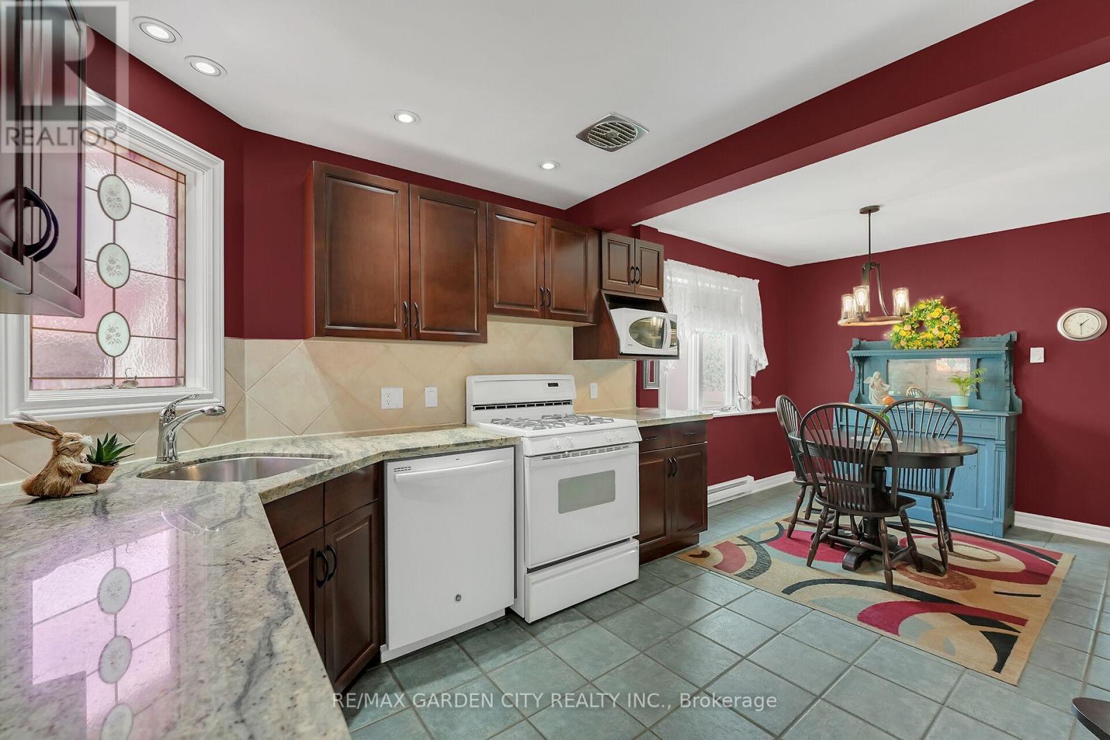 110 Livingston Avenue, Grimsby, ON - Indoor Photo Showing Kitchen