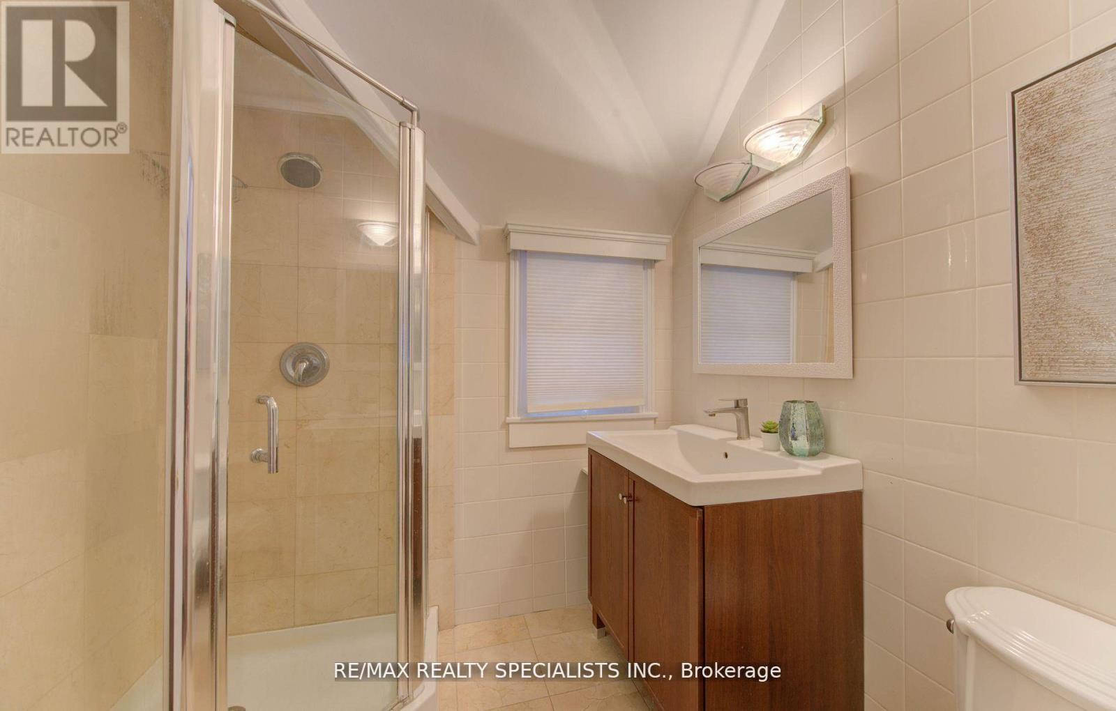 22 Cathay Street, Cambridge, ON - Indoor Photo Showing Bathroom