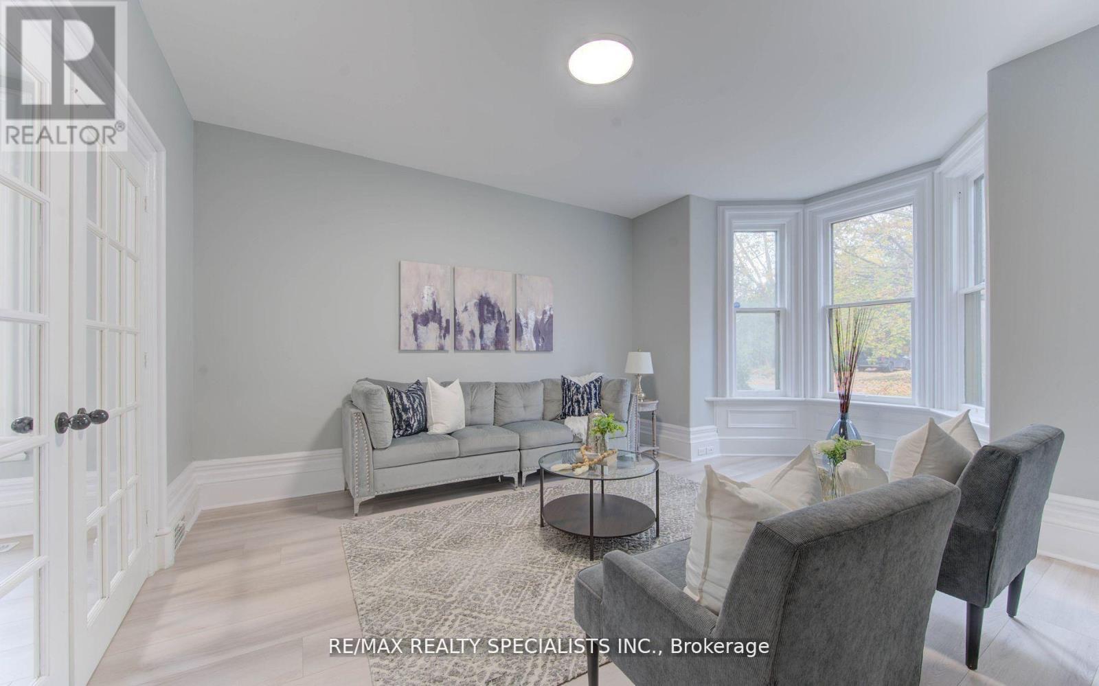 22 Cathay Street, Cambridge, ON - Indoor Photo Showing Living Room
